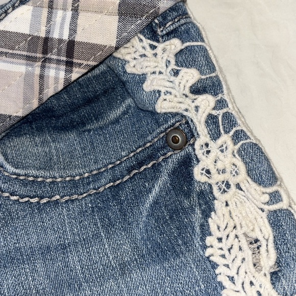 No Boundaries Distressed Denim & Lace Shorts, 11 Junior, EUC, Plaid Belt. - Picture 10 of 10